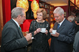 Gäste beim literarischen Abend trinken Kaffee
