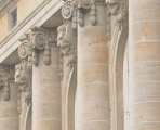 Griechische Säulen an einem Gebäude
